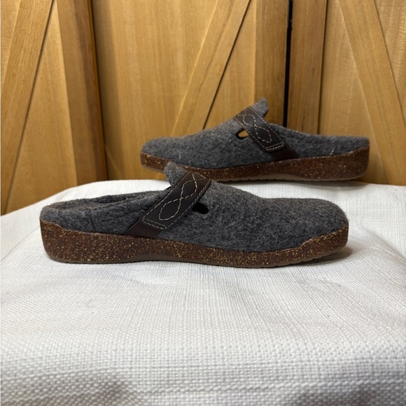 Earth Gray Wool Womens Slip-On Loafers - Picture 1 of 6